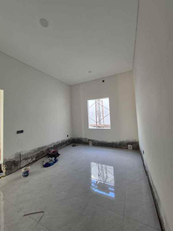 dijual rumah darmo permai