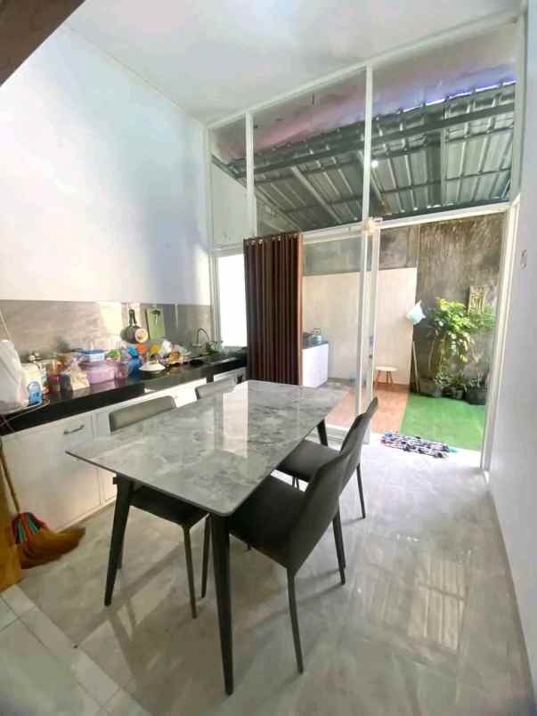 dijual rumah dekat kampus stipram