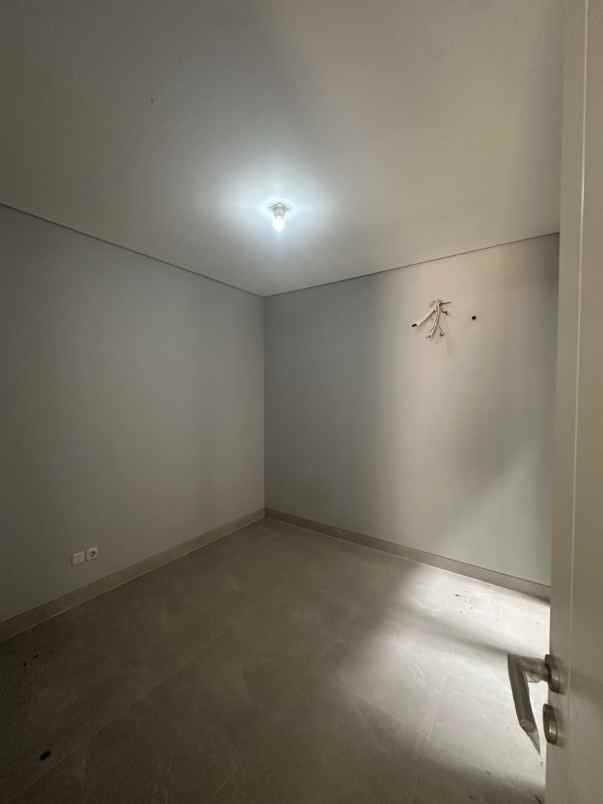 dijual rumah gladstone grand pakuwon
