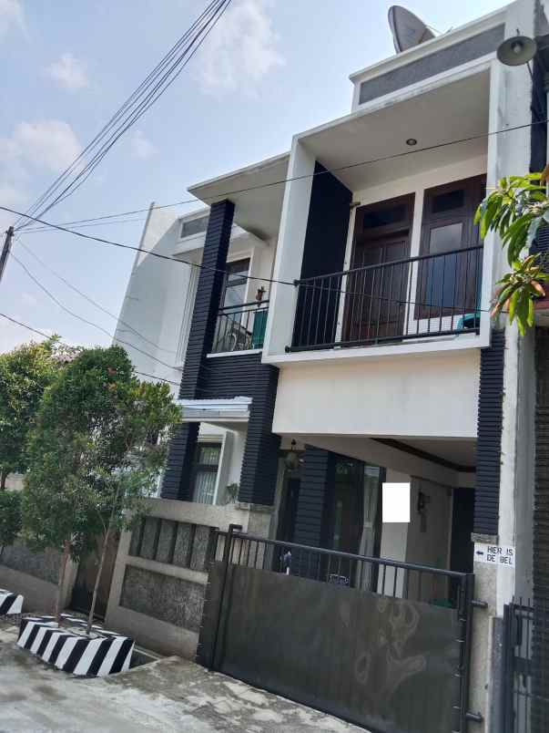 dijual rumah grand galaxy city