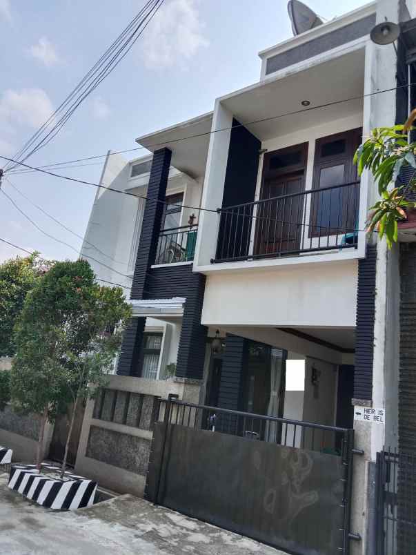 dijual rumah grand galaxy city