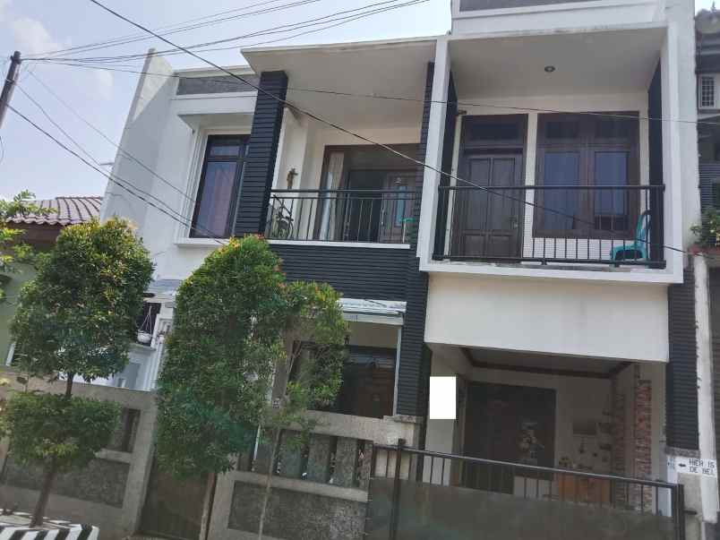 dijual rumah grand galaxy city