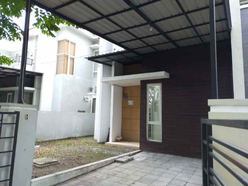 dijual rumah green semanggi mangrove