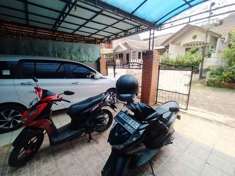 dijual rumah jalan bukit rivaria