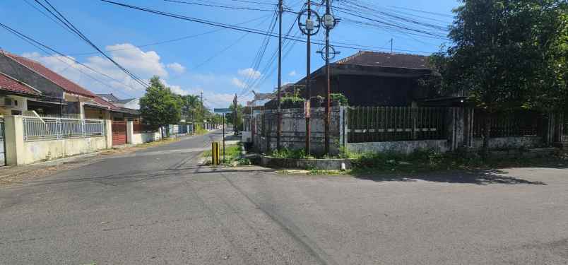 dijual rumah jalan bunga flamboyan