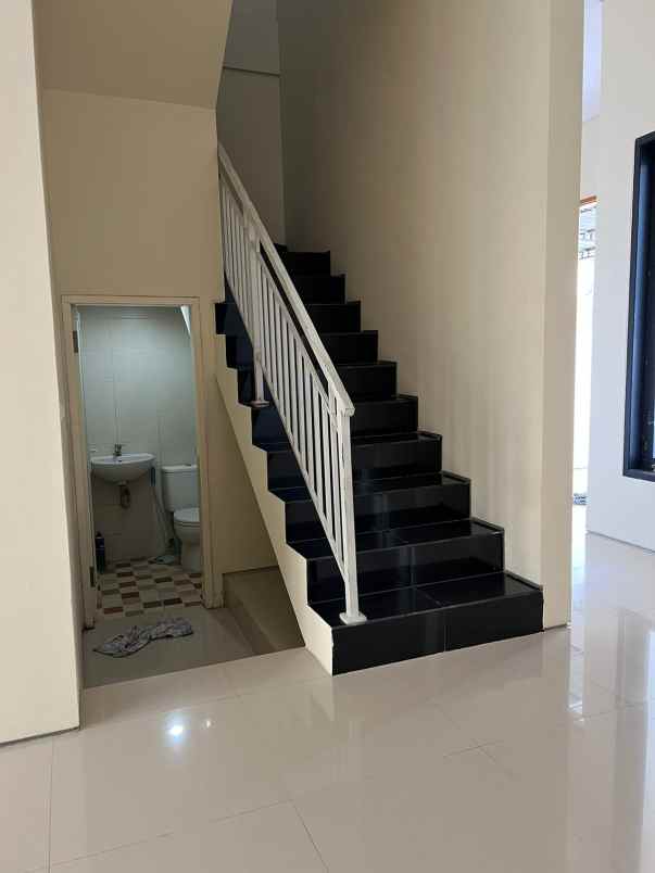 dijual rumah jalan jaya giri