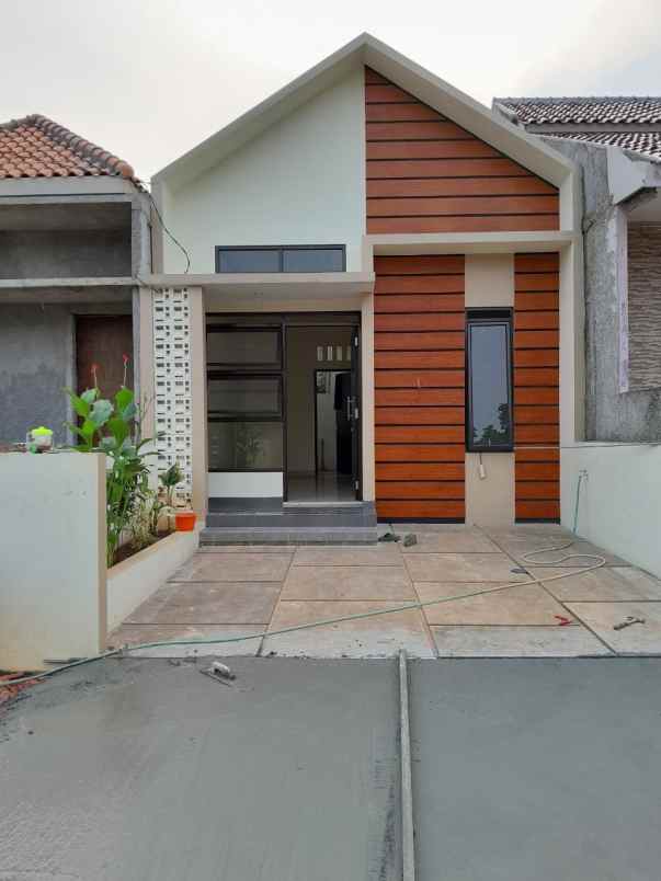 dijual rumah jalan keluarga sukamaju