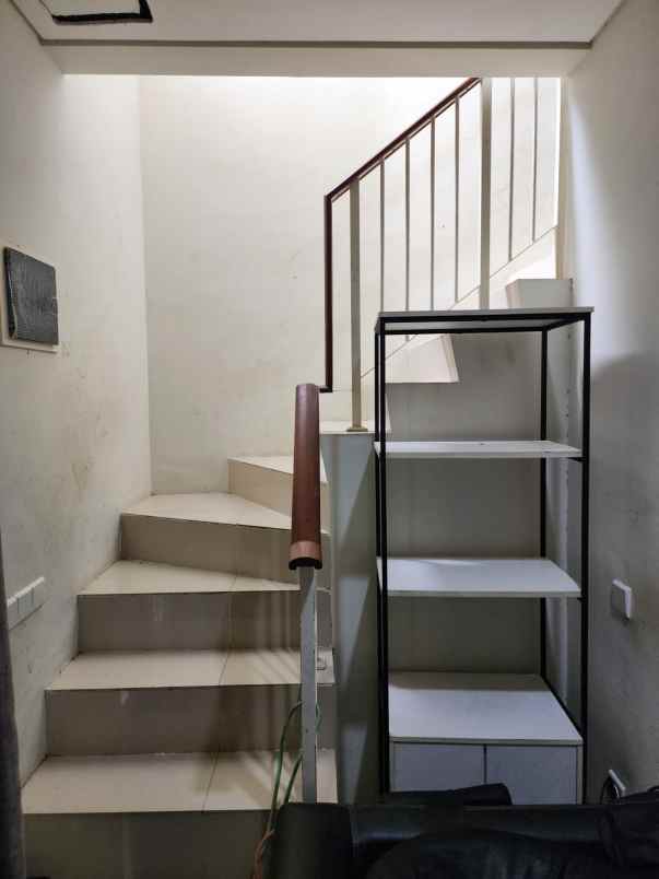 dijual rumah jalan north west lake