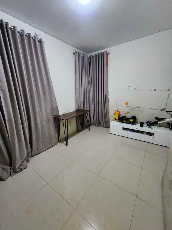 dijual rumah jalan north west lake