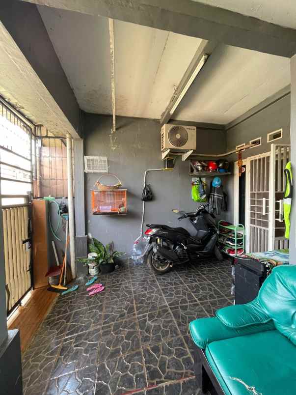 dijual rumah jalan persahabatan raden