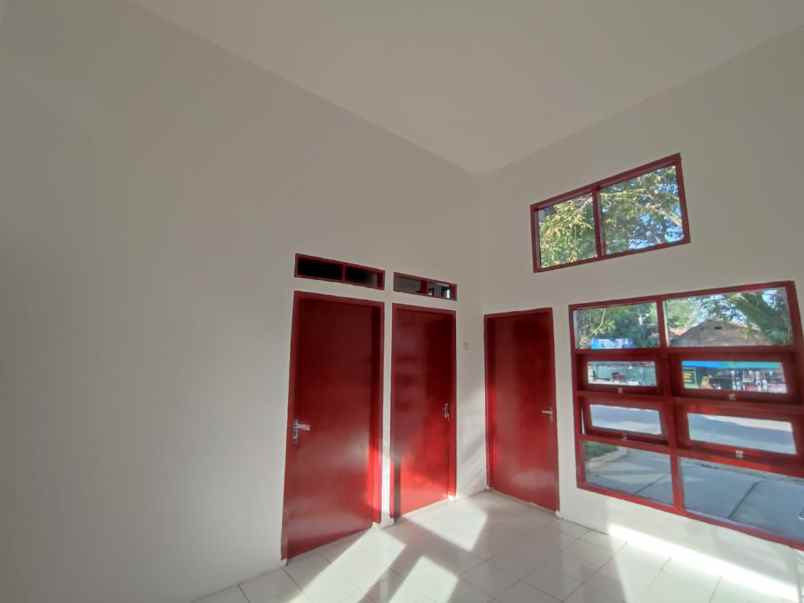 dijual rumah jalan raya megu cisoka