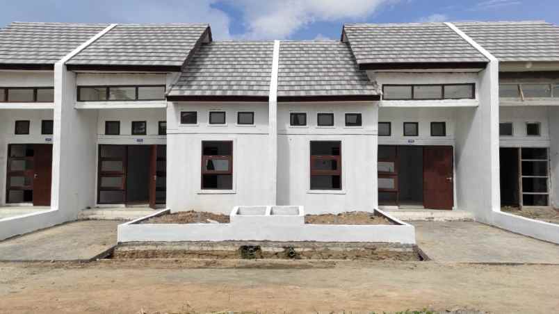 dijual rumah jalan raya megu cisoka