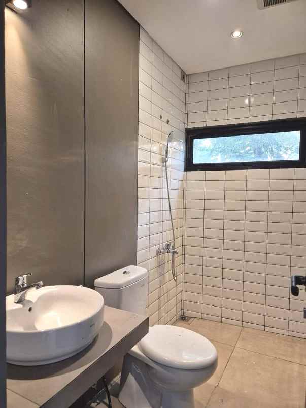 dijual rumah jalan raya permata bintaro