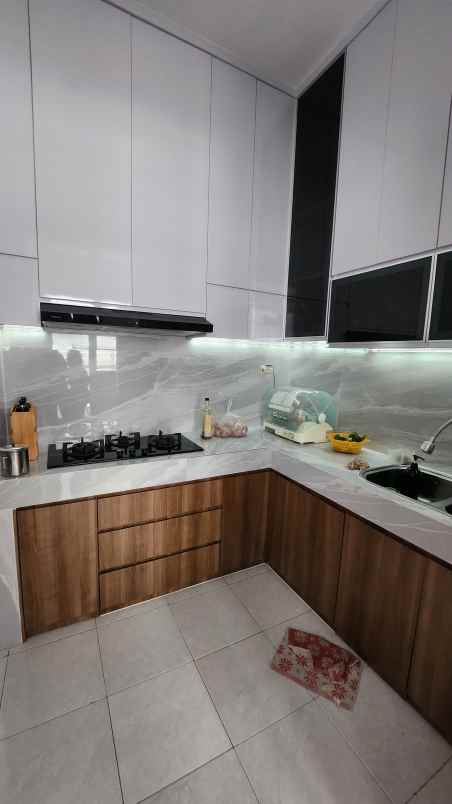 dijual rumah jalan royal residence