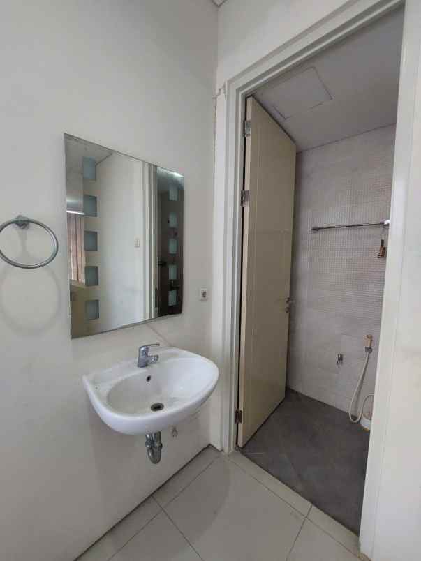 dijual rumah jalan royal residence