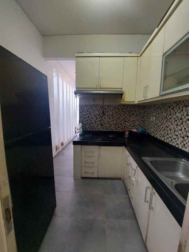 dijual rumah jalan royal residence