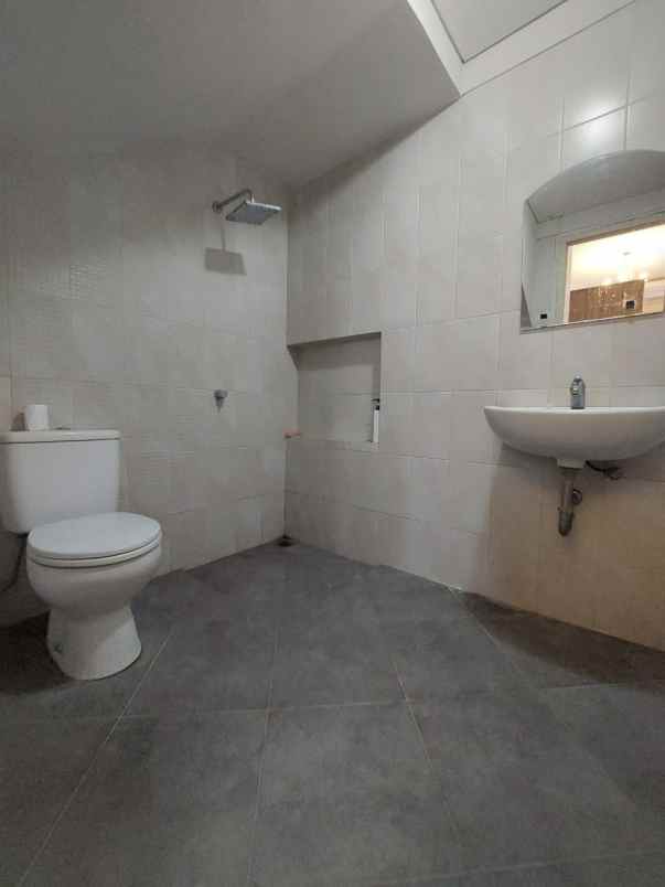 dijual rumah jalan royal residence