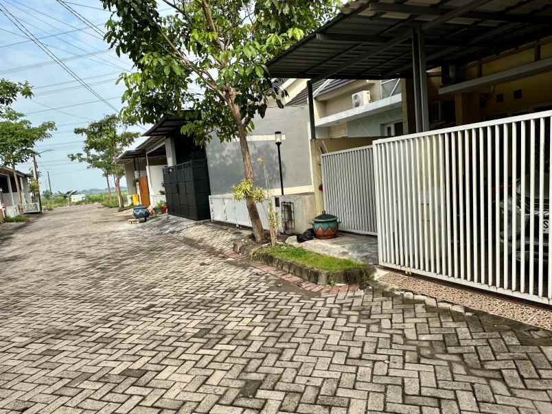 dijual rumah jalan taman wisata regency