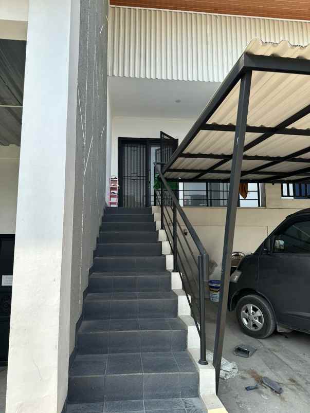 dijual rumah jl geologi cisaranten