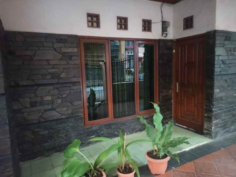 dijual rumah jl h amir mahmud