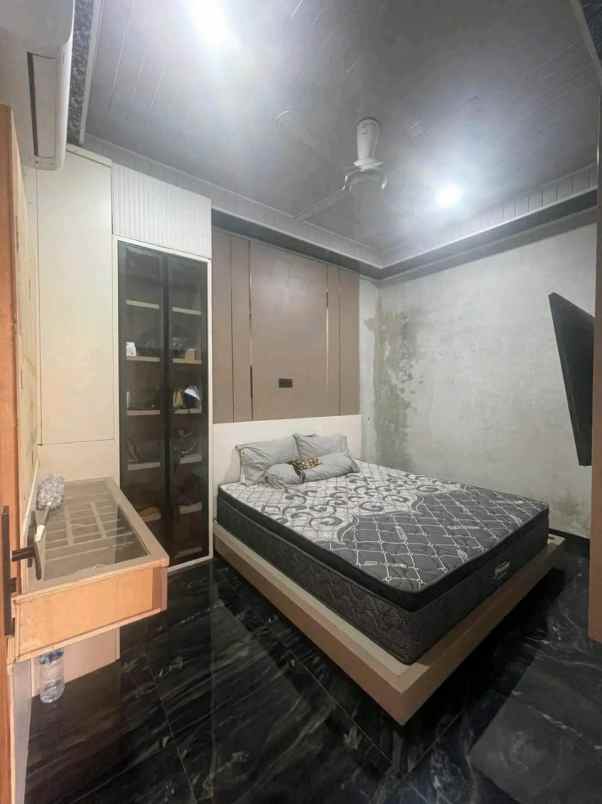 dijual rumah jl karya 4