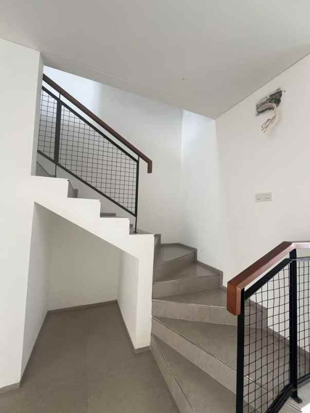 dijual rumah jl megapolitan cinere