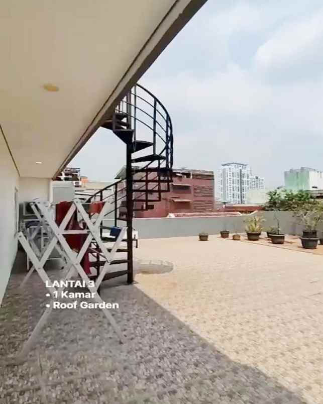 dijual rumah jl raya mangga besar kel