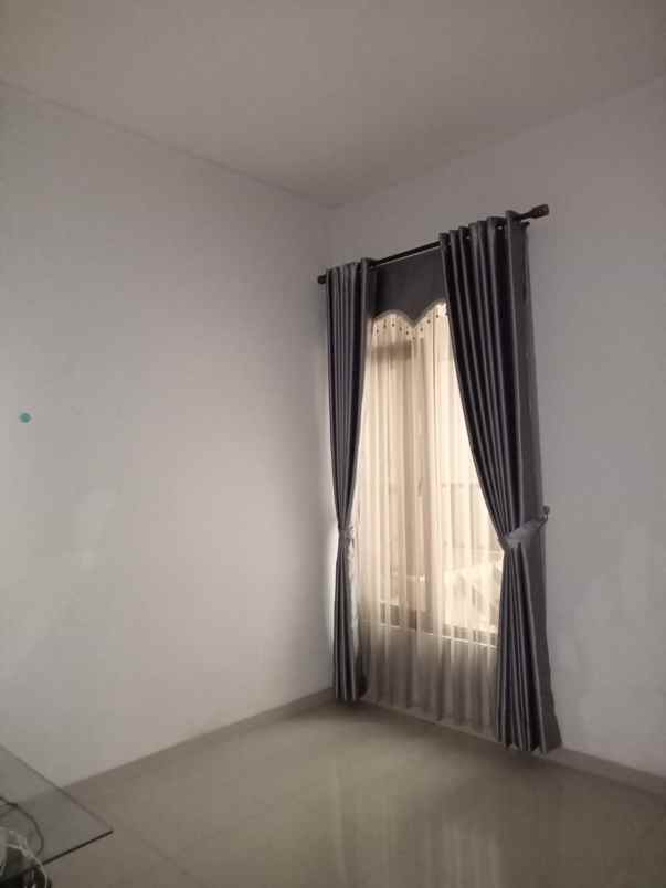 dijual rumah jl residence cipageran