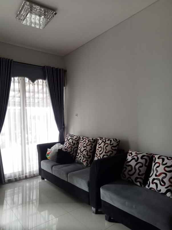 dijual rumah jl residence cipageran