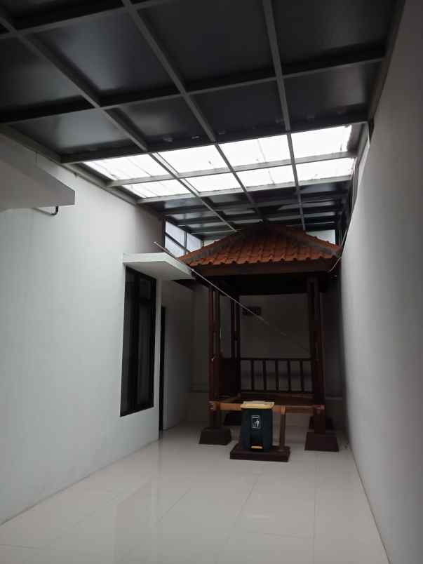 dijual rumah jl residence cipageran