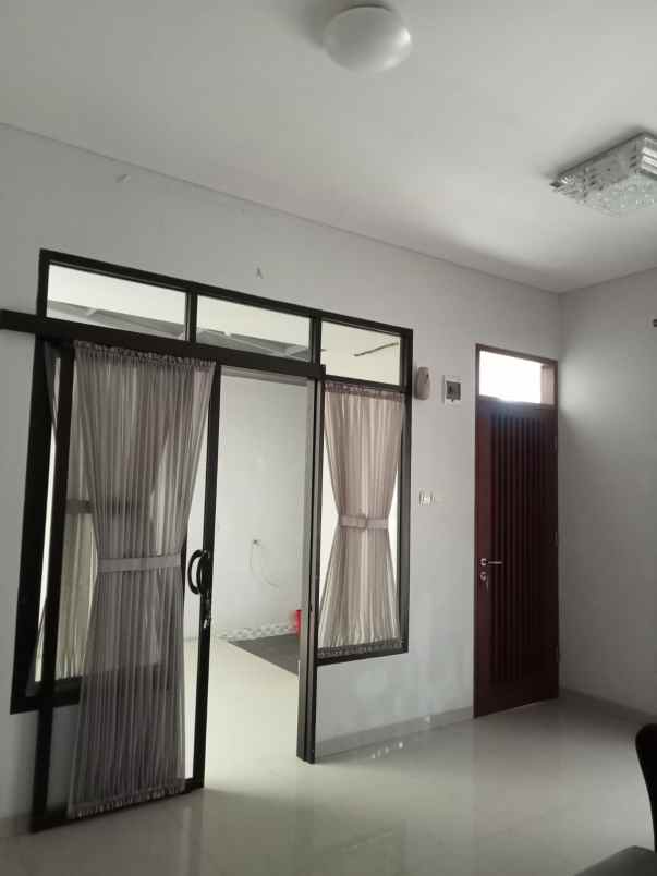 dijual rumah jl residence cipageran