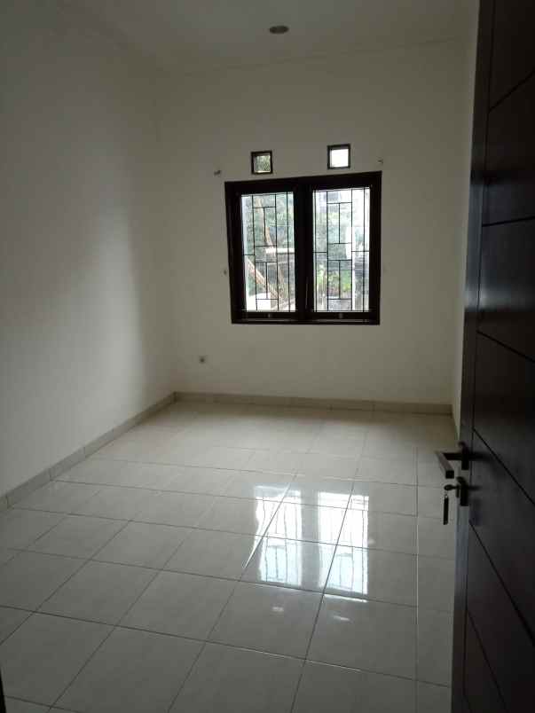 dijual rumah jl sarijadi kec sukasari