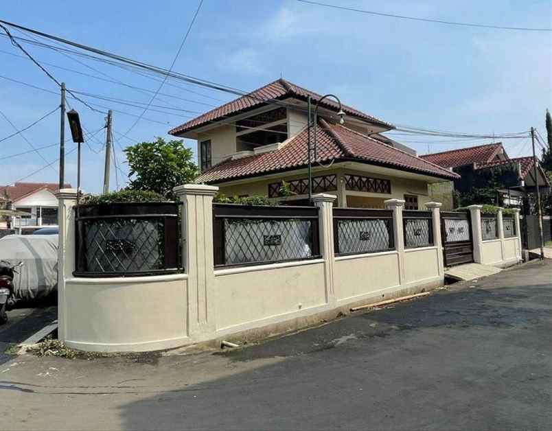 dijual rumah jl suryalaya timur kota