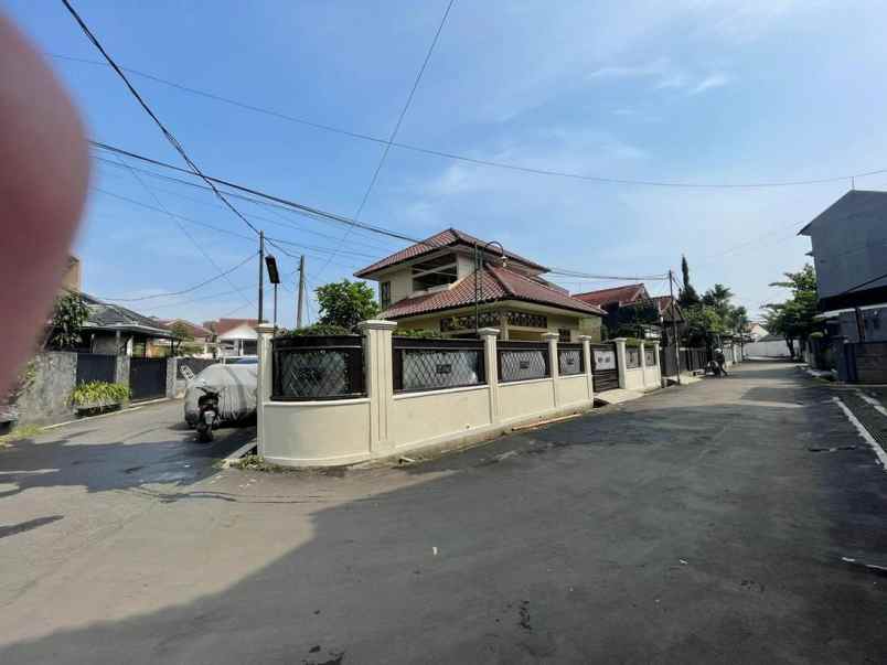 dijual rumah jl suryalaya timur kota