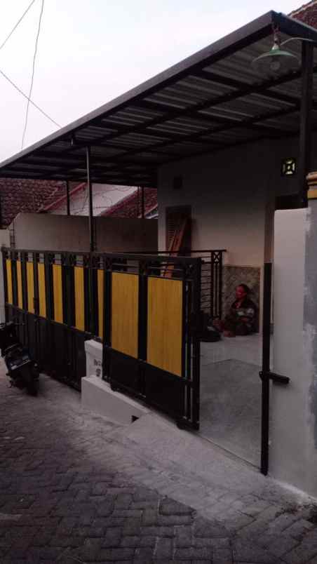 dijual rumah jl teluk cendrawasih