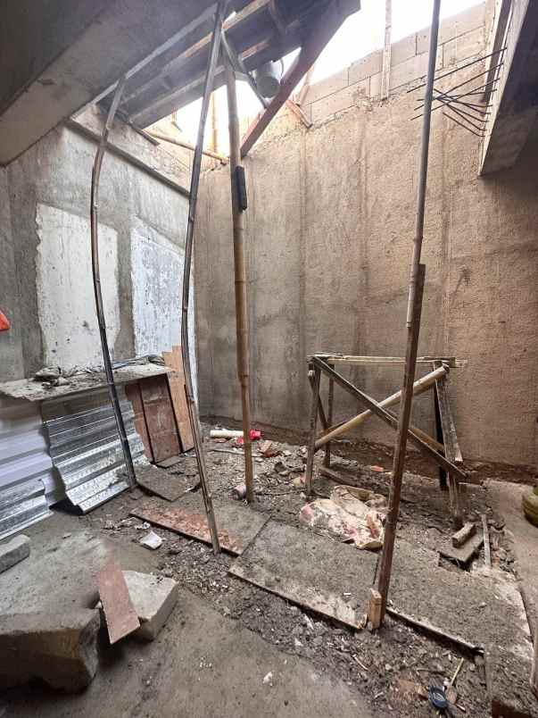 dijual rumah kayu putih