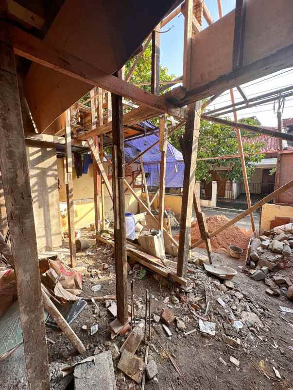 dijual rumah kayu putih