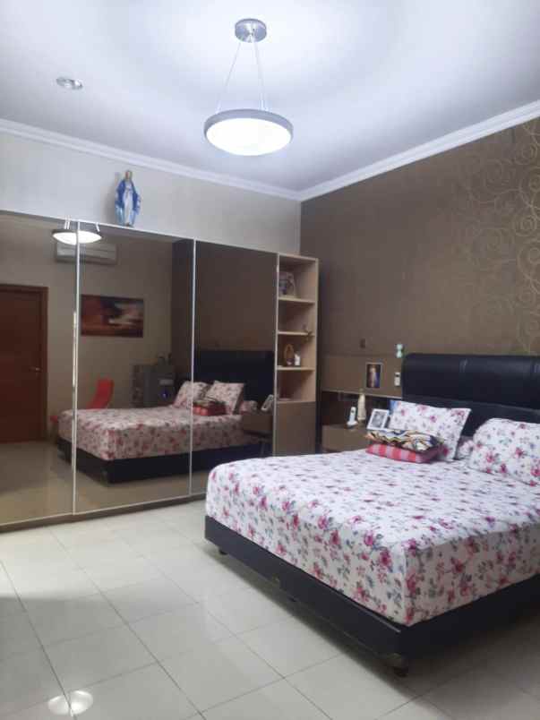 dijual rumah kembangan