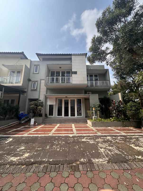 dijual rumah komplek cigadung greenland