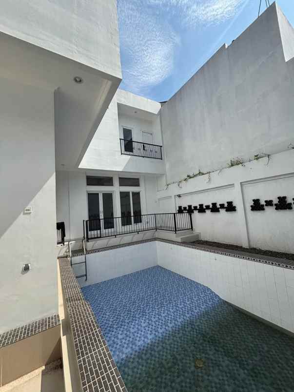 dijual rumah komplek cinere megapolitan