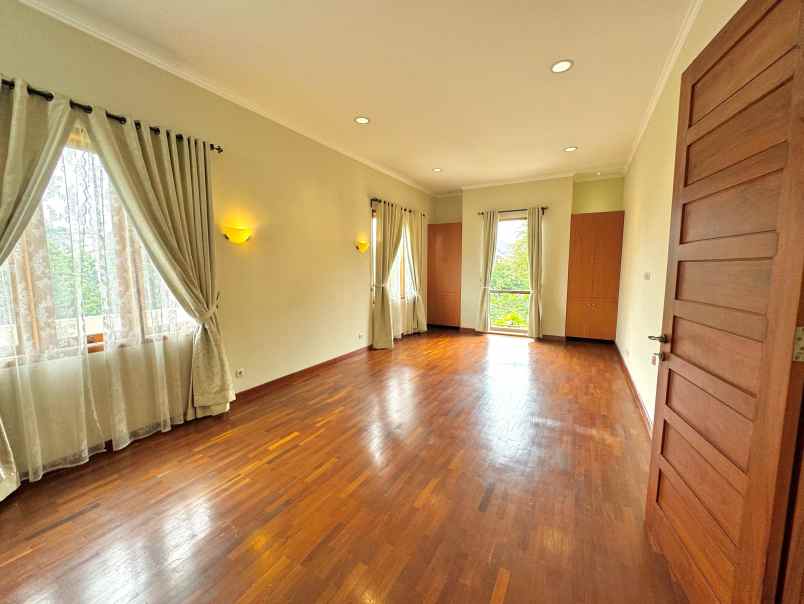 dijual rumah komplek mewah vila cinere