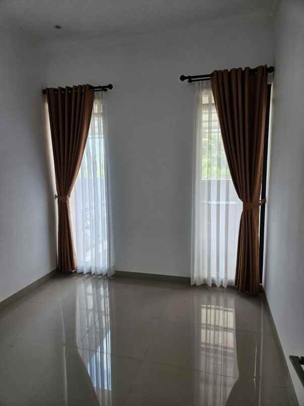 dijual rumah komplek sariwangi