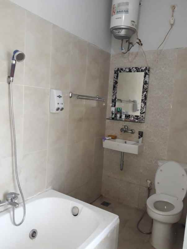 dijual rumah komplek sariwangi