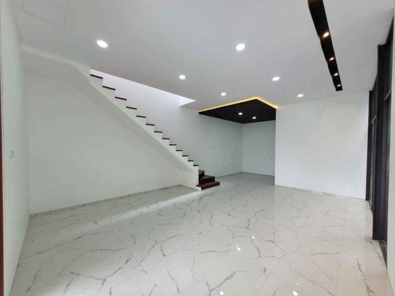 dijual rumah komplek setraduta