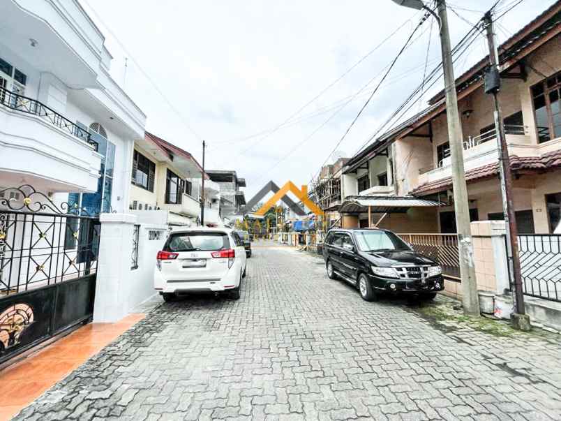 dijual rumah komplek villa polonia