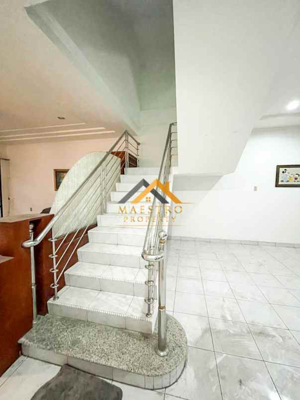 dijual rumah komplek villa polonia