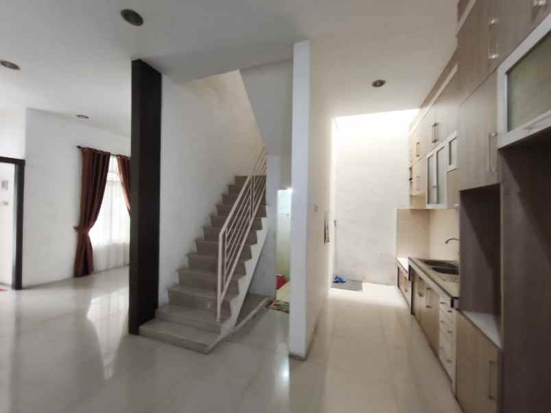 dijual rumah krakatau point jalan