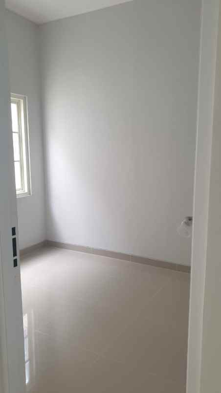 dijual rumah lebak indah regency