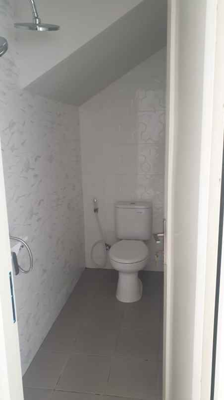 dijual rumah lebak indah regency