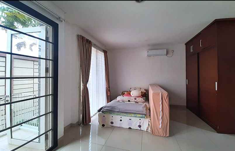 dijual rumah long beach residence